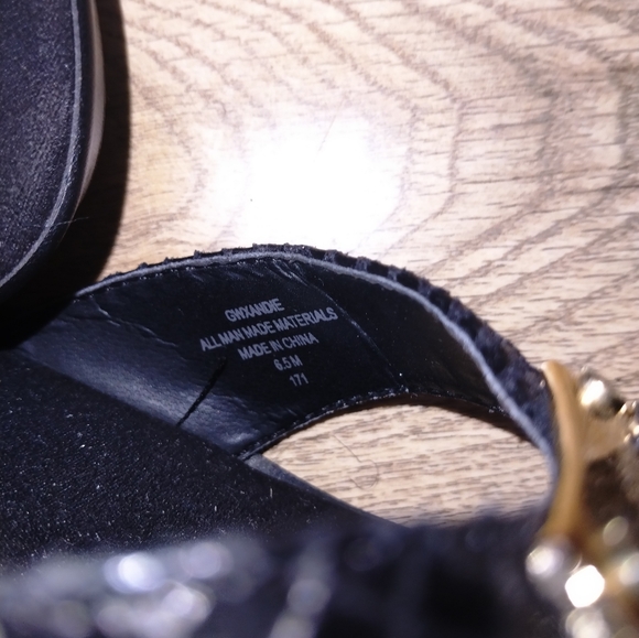 💥CLOSING Nov.1 SALE 💥 GUESS women's sandals with gold hardware - Picture 8 of 10